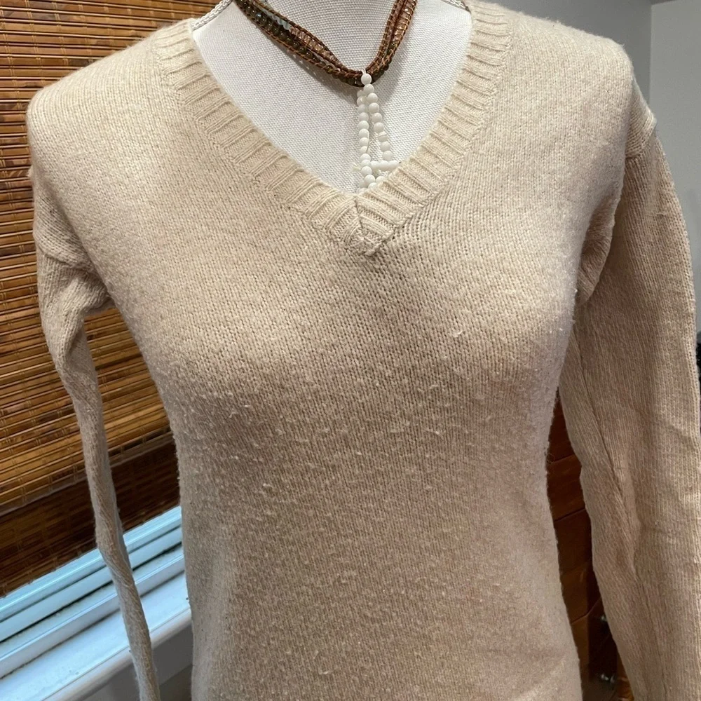 GAP CREAM V-NECK SWEATER - Picture 2 of 6